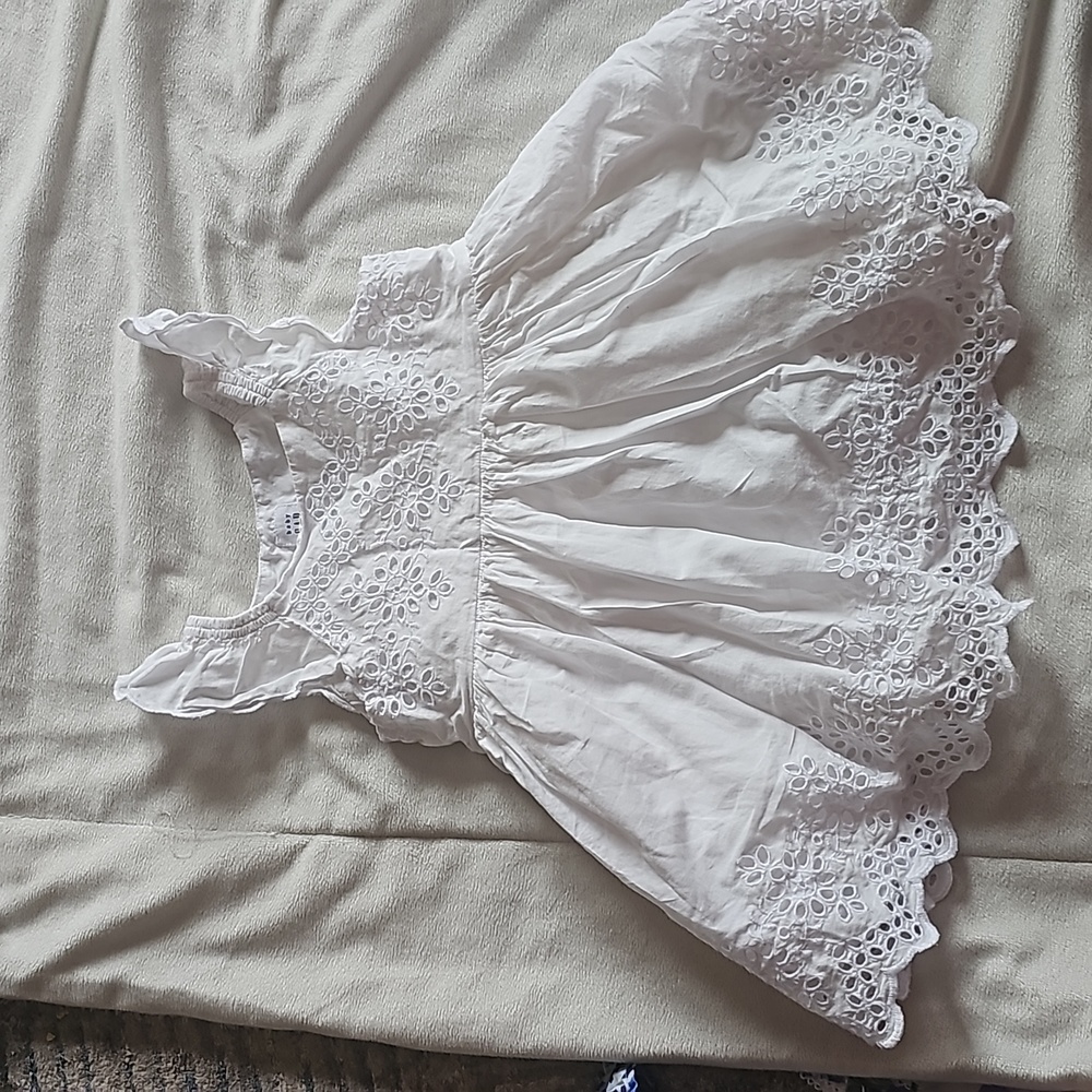 Baby gap white flutter sleeve dress.Read